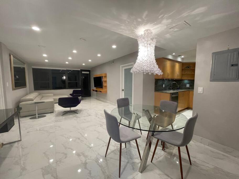 Casa de férias Ocean Front 2 Bedroom And 2 Bathroom At The Alexander Miami Beach